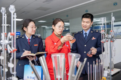 稅助發(fā)展向新進(jìn) 稅宣春風(fēng)更宜人——圖片新聞?wù)宫F(xiàn)稅費(fèi)優(yōu)惠政策精準(zhǔn)滴灌與技術(shù)咨詢新貌